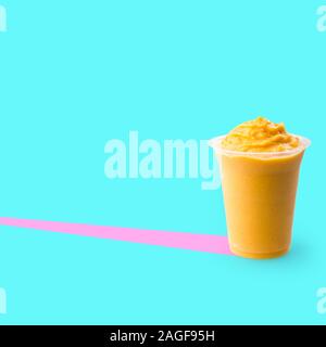 Yogurt o yogurt mango drick di ghiaccio su un nuovo sfondo Foto Stock