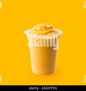 Yogurt o yogurt mango drick di ghiaccio su un nuovo sfondo Foto Stock