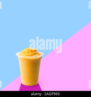 Yogurt o yogurt mango drick di ghiaccio su un nuovo sfondo Foto Stock