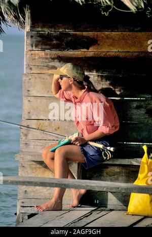 Pescatore femmina guarda per i pesci in Messico Foto Stock