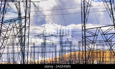 Di energia elettrica ad alta tensione e le torri delle linee di alimentazione in corrispondenza di una sottostazione in California centrale; una sottostazione è una parte di una generazione elettrica, transmissio Foto Stock