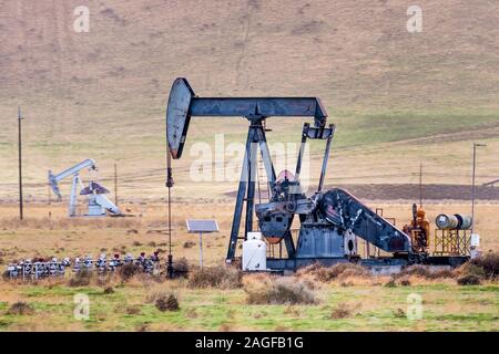 Pompa olio operanti sul Kern County campo petrolifero, Bakersfield, California Foto Stock