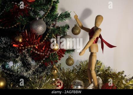 Disegno manichino decorare albero di Natale Foto Stock