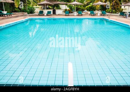 La piscina e il bar area di una vacanza di lusso complesso in Gambia, Africa occidentale. Foto Stock