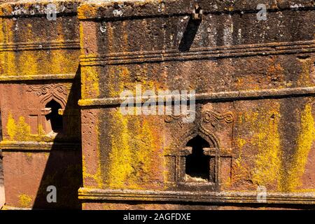 Etiopia, Amhara Region, Lalibela, Bet Giyorgis, St George's Lailibela solo scoperto rock cut chiesa, parete e nella finestra dettaglio Foto Stock