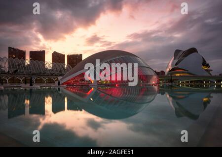 Città delle Arti e della Scienza di Valencia (Spagna) al tramonto Foto Stock