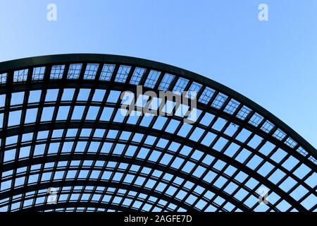 A forma di arco tetto di grandi dimensioni in acciaio telaio Foto Stock