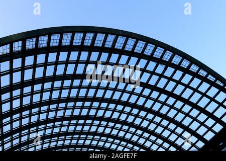 A forma di arco tetto di grandi dimensioni in acciaio telaio Foto Stock