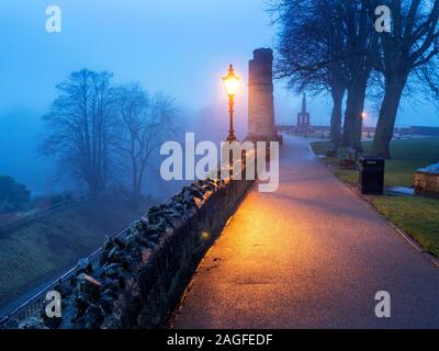 Una nebbiosa sera nel parco del castello a Knaresborough North Yorkshire, Inghilterra Foto Stock