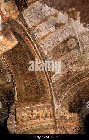 Etiopia, Amhara Region, Lalibela, Arbatu Ensessa, Biblia Chirkos, antiche rocce scavate chiesa, acqua-interni danneggiati, antiche pitture murali di santi Foto Stock