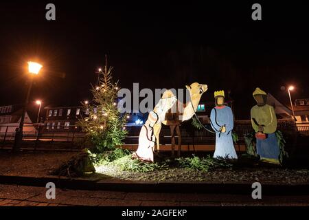 Wieda, Germania. Xvii Dec, 2019. Un presepio con life-size figure sorge accanto a un illuminato albero di Natale nel villaggio di Harz di Wieda. La scena della natività Natale può essere visto fino al 29.12.2019. Credito: Swen Pf??rtner/dpa/Alamy Live News Foto Stock