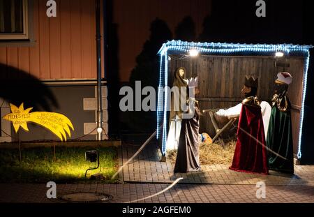 Wieda, Germania. Xvii Dec, 2019. Un presepio con life-size figure è impostato in una capanna di legno all'ingresso del villaggio di Wieda nelle montagne Harz. La scena della natività Natale può essere visto fino al 29.12.2019. Credito: Swen Pförtner/dpa/Alamy Live News Foto Stock