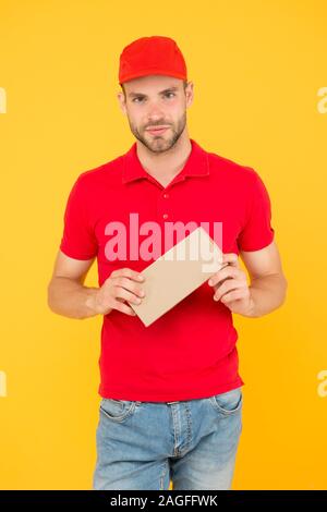 La conoscenza del prodotto è un asset. concessionario parete gialla. Ristorante caffetteria personale voluto. l uomo servizio consegna in rosso tshirt e cappuccio. amichevole negozio assistente. cassiere vacante. Affitto shop store lavoratore. Foto Stock