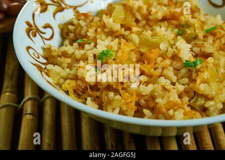 Riso fritto, cucina del Ghana, Tradizionale assortimento di piatti africani, vista dall'alto. Foto Stock
