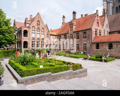 Cortile della vecchia Saint John's Hospital e farmacia in Bruges, Belgio Foto Stock