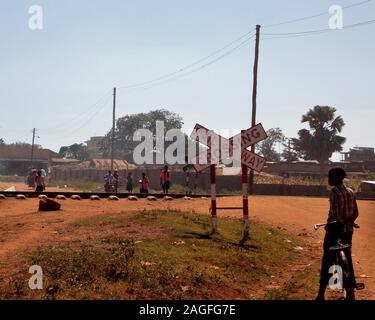 Incrocio ferroviario in Iganga, Uganda orientale Foto Stock
