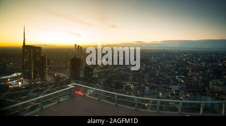 Milano cityscape al tramonto, Vista panoramica con nuovi grattacieli di Porta Nuova distretto. Paesaggio italiano. Foto Stock