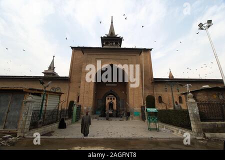 Dicembre 18, 2019: Srinagar, 17 dicembre 2019. La storica Jamia Masjid riapre per le preghiere per la prima volta poiché il Kashmir Valley " semi-status autonomo è stato revocato dal governo centrale il 5 agosto. La Moschea Jamia fu costruito alla fine del XIV secolo ed è stato un importante centro spirituale nel Kashmir come pure un sito importante per il discorso politico sulla regione. È stato inoltre un mozzo per pro-libertà (Hurriyat Conference) parti e politica separatista entro il conflitto in Kashmir. La moschea è stata chiusa per preghiere dalle autorità indiane seguendo le abro Foto Stock