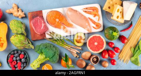 Cibo, un panorama flatlay della carne di manzo, pesce salmone, pollo e gamberetti, di frutta e verdura, pasta, funghi e formaggio, girato dalla parte superiore Foto Stock