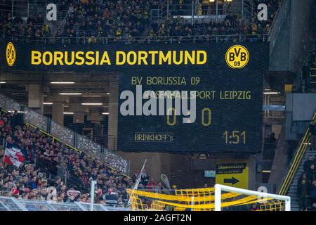 Dortmund, Deutschland. Xvii Dec, 2019. Punteggio ottenuto sul quadro di valutazione del design storico, display, monitor video wall, schermo, cliente, funzione generale, motivo di confine, calcio 1. Bundesliga, 16. Giornata, Borussia Dortmund (DO) - RB Leipzig (L) 3: 3, su 17.12 .2019 in Dortmund/Germania. € | Utilizzo di credito in tutto il mondo: dpa/Alamy Live News Foto Stock