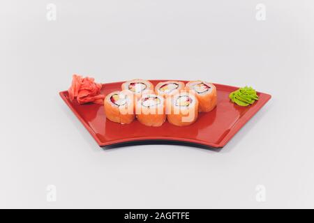 Grande colorato sushi set. isolato su sfondo bianco Foto Stock