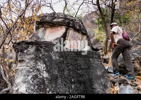 Colline di Tsodilo, sentieri di pitture rupestri nei cespugli, colline isolate nel deserto di kalahari, Botswana, Africa Meridionale, Africa Foto Stock