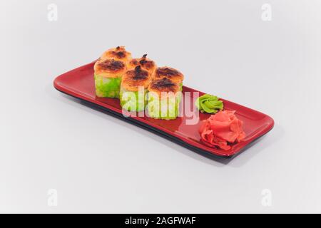 Grande colorato sushi set. isolato su sfondo bianco Foto Stock