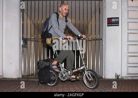 Uomo maturo su una ripiegata bicicletta Dahon Foto Stock