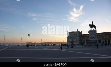 Lisbona, Portogallo / 6 Novembre 2015: la famosa Praca de Comercio Square nel cuore di Lisbona al tramonto con molti pedoni Foto Stock