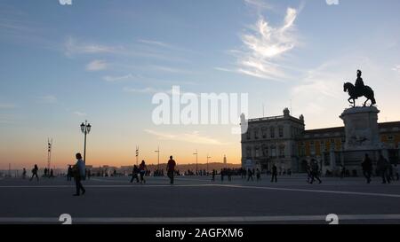 Lisbona, Portogallo / 6 Novembre 2015: la famosa Praca de Comercio Square nel cuore di Lisbona al tramonto con molti pedoni Foto Stock