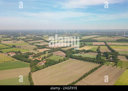 Vista aerea della campagna con campi e mulini a vento in Munsterland, Germania Foto Stock