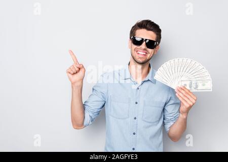 Foto di allegro positivo intelligente di successo freelancer avendo guadagnato molto denaro con il suo cervello puntando al più accessibile di modo di arricchimento Foto Stock