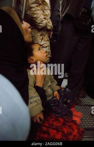 Gypsy madre e figlio di mendicanti nei treni della metropolitana sono a mendicare per soldi e cibo. Persone bisognose di lasciare i loro poveri comuni al fine di rendere i soldi in grandi città. Foto Stock