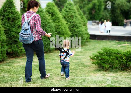 Le madri di insegnare a camminare sulla strada Foto Stock