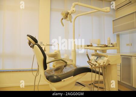 Una vista di uno studio dentistico con poltrona odontoiatrica nel centro. Foto Stock