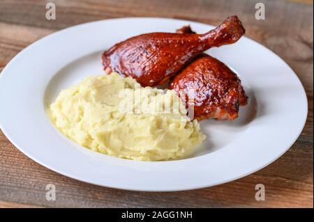 Barbecue gambe d'anatra con purea di patate close-up Foto Stock