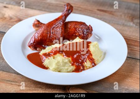 Barbecue gambe d'anatra con purea di patate close-up Foto Stock