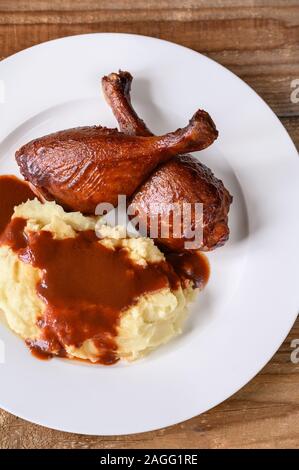 Barbecue gambe d'anatra con purea di patate close-up Foto Stock