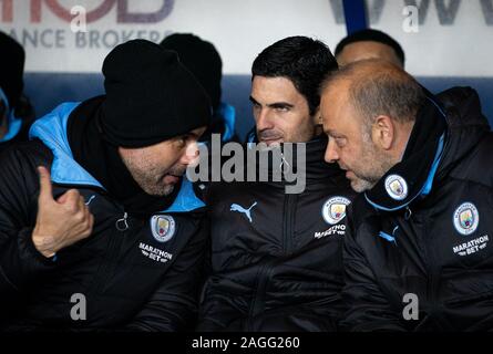 Oxford, Regno Unito. Xviii Dicembre, 2019. (L-r) Uomo City Manager Josep Pep Guardiola, uomo città assistant manager Mikel ARTETA & Man City coach Rodolfo Borrell durante la Coppa Carabao QF match tra Oxford United e il Manchester City al Kassam Stadium, Oxford, Inghilterra il 18 dicembre 2019. Foto di Andy Rowland. Credito: prime immagini multimediali/Alamy Live News Foto Stock
