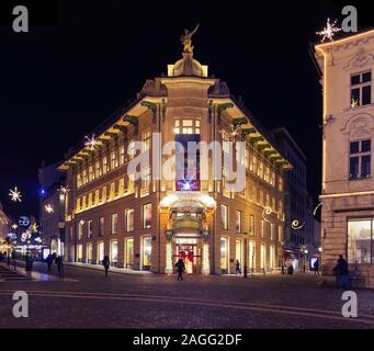 Ljubljana, Slovenia - 18 dicembre 2019: edificio art nouveau di Galerija Emporium, il vecchio Felix Urbanc department store decorate con Natale lig Foto Stock