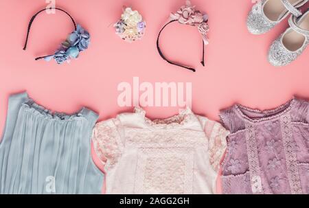 Tonica foto della ragazza sullo sfondo di moda in colori pastello, pizzo e tulle abiti, fiore lacci, piatto di laici che, vista dall'alto, il fuoco selettivo Foto Stock