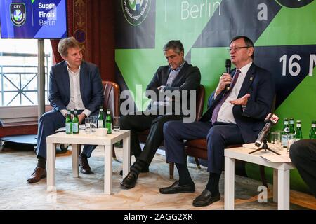 19 dicembre 2019, Berlin: Pallavolo: conferenza stampa del Parlamento Pallavolo Associazione CEV presso l'Hotel Adlon con rappresentanti di DVV VBL, BR Volleys e l'amministrazione del Senato per gli affari interni e Sport. Aleksandar Boricic (r), Presidente CEV, rivolto ai presenti. Karsten Holland (l), il medico della nazionale tedesco di squadra di pallavolo e Kaweh Niroomand (M), managing director di BR Volleys, seguire le sue parole. La pallavolo europea Association (CEV), il tedesco della pallavolo Association (DVV), la Pallavolo Bundesliga (VBL), la città di Berlino e Berlino Volleys riciclaggio sarà Foto Stock