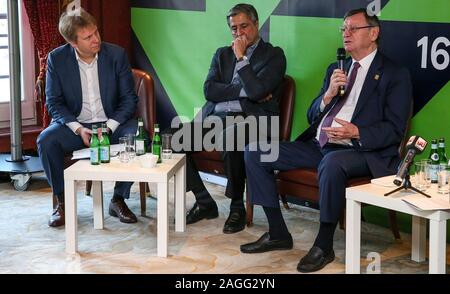 19 dicembre 2019, Berlin: Pallavolo: conferenza stampa del Parlamento Pallavolo Associazione CEV presso l'Hotel Adlon con rappresentanti di DVV VBL, BR Volleys e l'amministrazione del Senato per gli affari interni e Sport. Aleksandar Boricic (r), Presidente CEV, rivolto ai presenti. Karsten Holland (l), il medico della nazionale tedesco di squadra di pallavolo e Kaweh Niroomand (M), managing director di BR Volleys, seguire le sue parole. La pallavolo europea Association (CEV), il tedesco della pallavolo Association (DVV), la Pallavolo Bundesliga (VBL), la città di Berlino e Berlino Volleys riciclaggio sarà Foto Stock