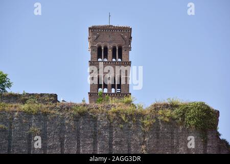 Roma, Italia - Giugno 2019 - Colosseo a Roma. Il Colosseo è il massimo punto di riferimento a Roma. Un enorme anfiteatro romano. Foto Stock