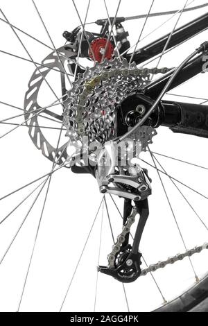Mountain bike ruota posteriore dettaglio su sfondo bianco Foto Stock