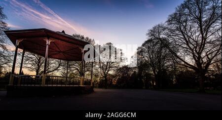 Uno splendido tramonto a Longton Park vicino alla band stand nella città di Stoke on Trent, Staffordshire, West Midlands, parchi pubblici Foto Stock