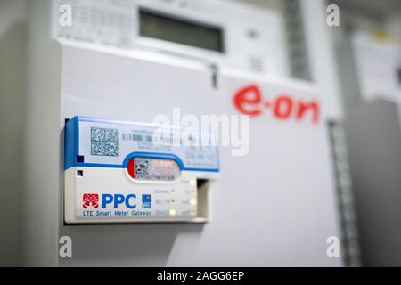 18 dicembre 2019, Amburgo: un intelligente sistema di misurazione per l'elettricità dal fornitore di energia Eon, dotato di un LTE Smart Meter Gateway (l), può essere visto in un sistema di prova. (Vieni a 'Intelligent misuratori di elettricità - 'Milestone per la rivoluzione energetica'') Foto: Christian Charisius/dpa Foto Stock