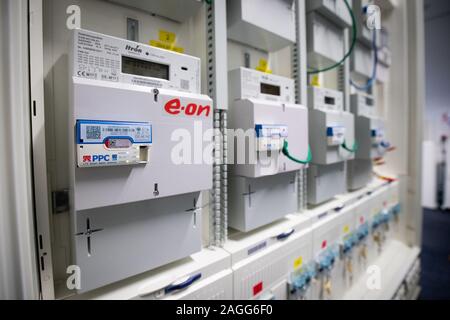 18 dicembre 2019, Amburgo: intelligente dei sistemi di misurazione per l'energia elettrica dal fornitore di energia Eon, equipaggiato con LTE Smart Meter Gateway, può essere visto in un sistema di prova. Foto: Christian Charisius/dpa Foto Stock