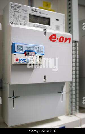 18 dicembre 2019, Amburgo: un intelligente sistema di misurazione per l'elettricità dal fornitore di energia Eon, dotato di un LTE Smart Meter Gateway, può essere visto in un sistema di prova. Foto: Christian Charisius/dpa Foto Stock