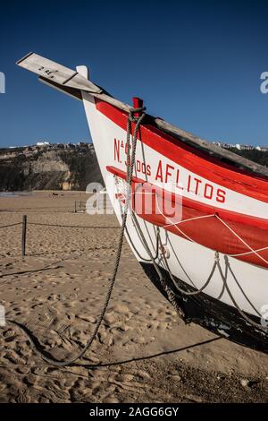 Barche in legno sulla spiaggia da Nazare,Portogallo Foto Stock